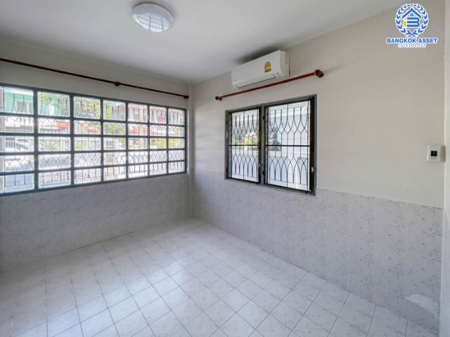 *****บ้านเดี่ยวมือสองย่านนนทบุรี ม. ศราวัณวิลล์ แจ้งวัฒนะ บนเนื้อที่ 54 ตร.ว. ฟังก์ชัน 4 ห้องนอน 3 ห้องน้ำ 3 ที่จอดรถ บ้านรีโนเวทใหม่ สภาพสวยพร้อมอยู่ แถมเครื่องปรับอากาศ บนทำเลเชื่อมต่อทุกการเดินทาง ใกล้รถไฟฟ้าสายสีชมพู "สถานีแจ้งวัฒนะ-ปากเกร็ด" และทางด่วน "ศรีรัช"